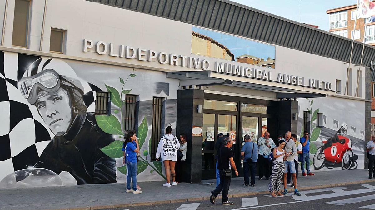 Entrada al pabellón Ángel Nieto. | J. L. F