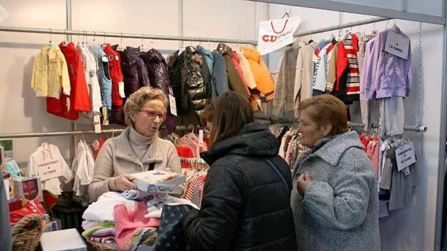 Una de las comerciantes tapiegas que estarán presentes en la feria, vendiendo en la feria de stocks de Vegadeo.