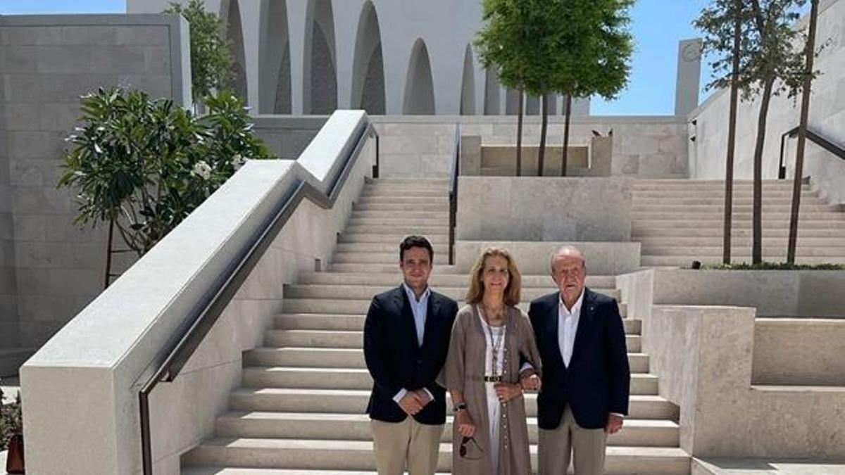 El Rey Juan Carlos, la Infanta Elena y Froilán, juntos en Abu Dabi el Domingo de Resurrección.