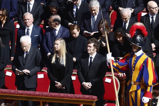 Il presidente argentino Javier Milei  con il presidente della Repubblica Sergio Mattarella e La presidente del Consiglio Giorgia Meloni  in occasione del Funerale di Papa Francesco in Piazza San Pietro - Città del Vaticano - — Sabato 26 Aprile 2025 - Cronaca - (foto di Cecilia Fabiano/ LaPresse) Argentine President Javier Milei with President of the Republic Sergio Mattarella and Prime Minister Giorgia Meloni  on the occasion of Pope Francis Funeral in St Peter square - Vatican City - Saturday , April 26 ,2025 - News - (photo by Cecilia Fabiano/LaPresse)