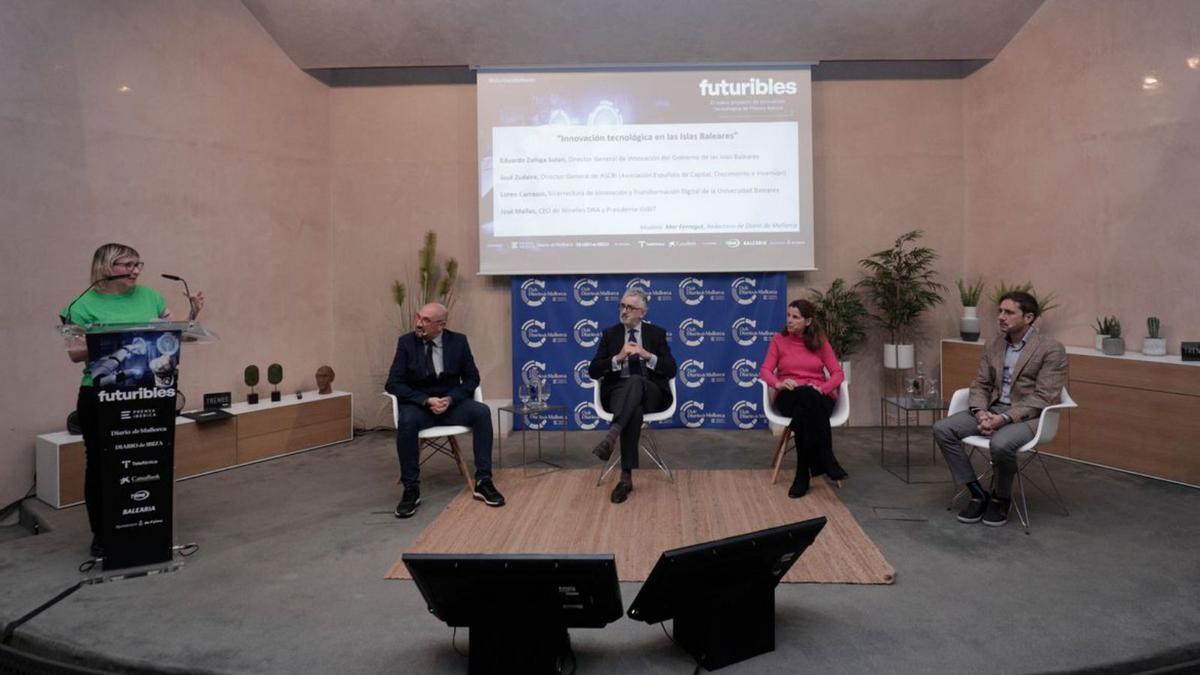 Eduardo Zúñiga, José Zudaire, Loren Carrasco y José Mañas, moderados por Mar Ferragut, en la primera mesa redonda.