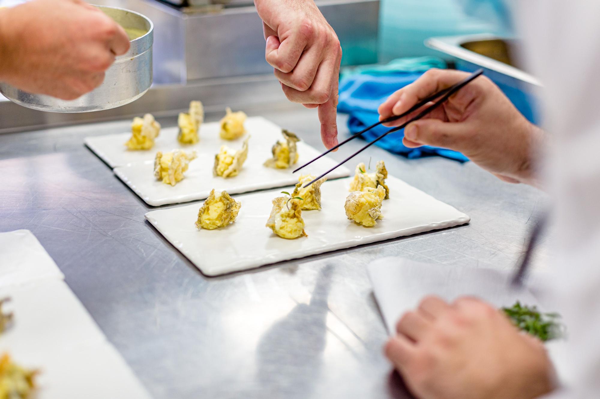 14/6/2021. 80 comensales disfrutaron de un menú elaborado por reconocidas figuras culinarias durante la celebración del evento benéfico, organizado por el Restaurante El Hogar del Pescador de La Vila Joiosa con motivo de su 50 aniversario. Lo recaudado será donado a Alicante Gastronómica Solidaria.