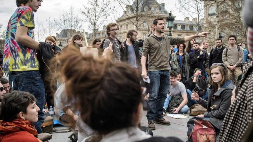 Uno de los numerosos debates en la parisina plaza de la República.