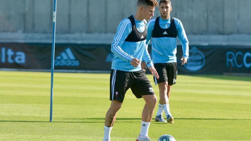 Santi Mina, junto a Hugo Mallo, en el entrenamiento de esta mañana en Baltar.