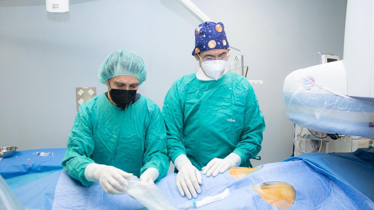 El doctor Jose Ignacio Carrasco, responsable de la Unidad de Cardiología Pediátrica y Hemodinámica Infantil del Hospital Vithas Valencia 9 de octubre, con un miembro de su equipo.