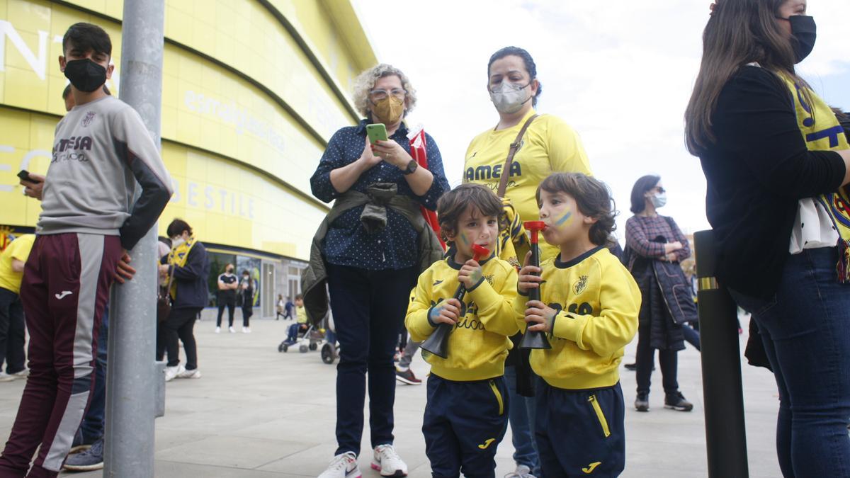 GALERÍA DE FOTOS | Así han recibido al equipo en los aledaños del estadio