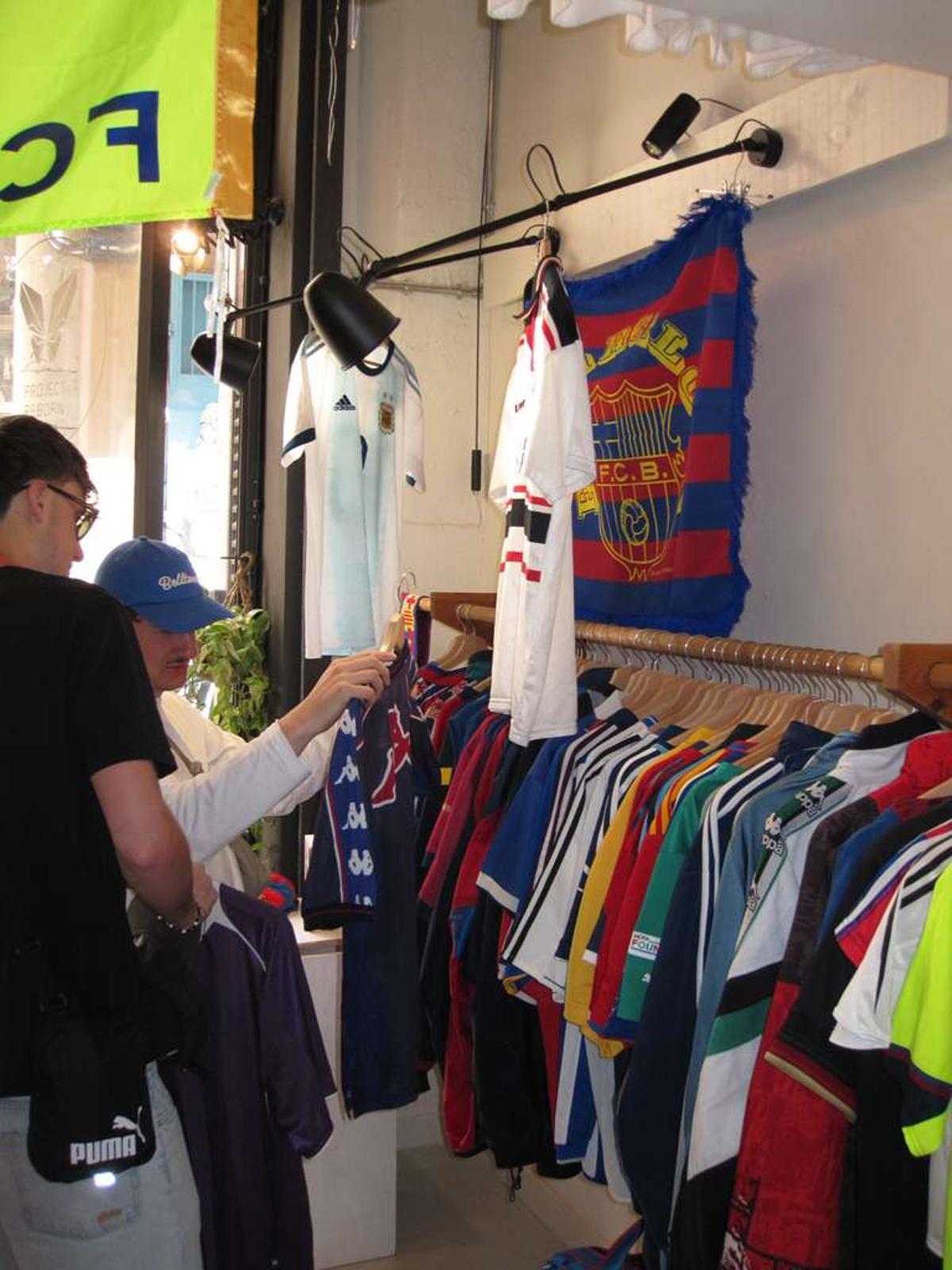 Así transcurrió el pop-up de El Born de camisetas vintgae