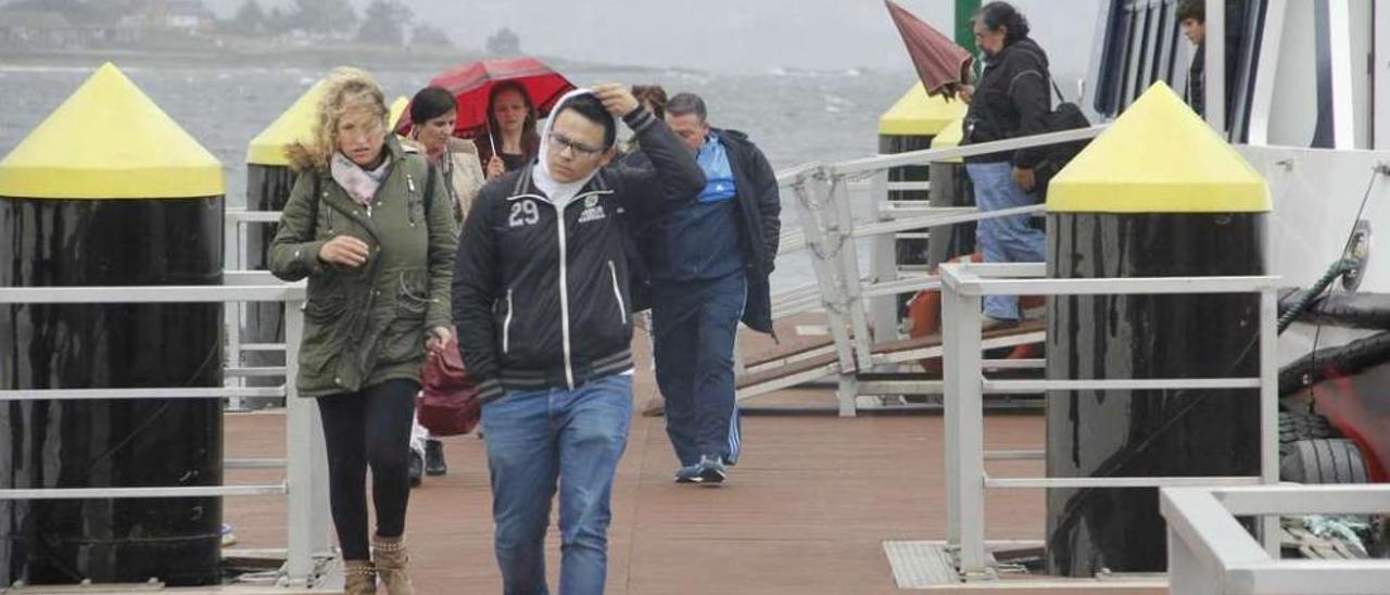 Pasajeros de uno de los barcos procedentes de Vigo desembarcan en el muelle de Cangas. // Santos Álvarez