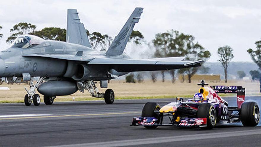 Ricciardo, junto a un caza en un evento promocional.