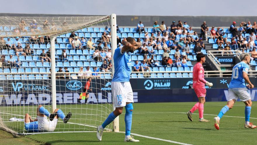 Bebé se lamenta tras una ocasión fallada el pasado sábado frente al Alcorcón en Can Misses. | VICENT MARÍ