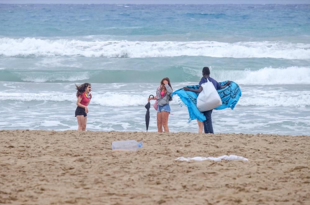 Miles de jóvenes celebran el botellón en la playa de San Juan