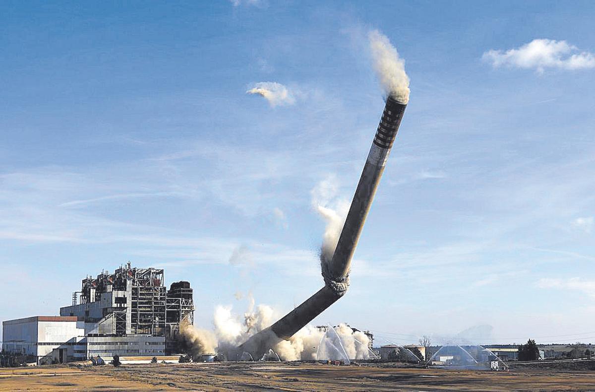 La demolición de la chimenea de la central térmica de Andorra, que medía 343 metros de alto, el 16 de febrero de este año.