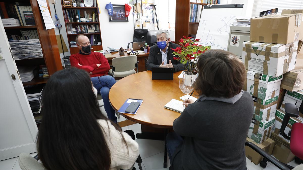 García Granda reunido este mediodía en su despacho de Químicas con el catedrático Rubén García Menéndez y dos científicas con beca Juan de la Cierva