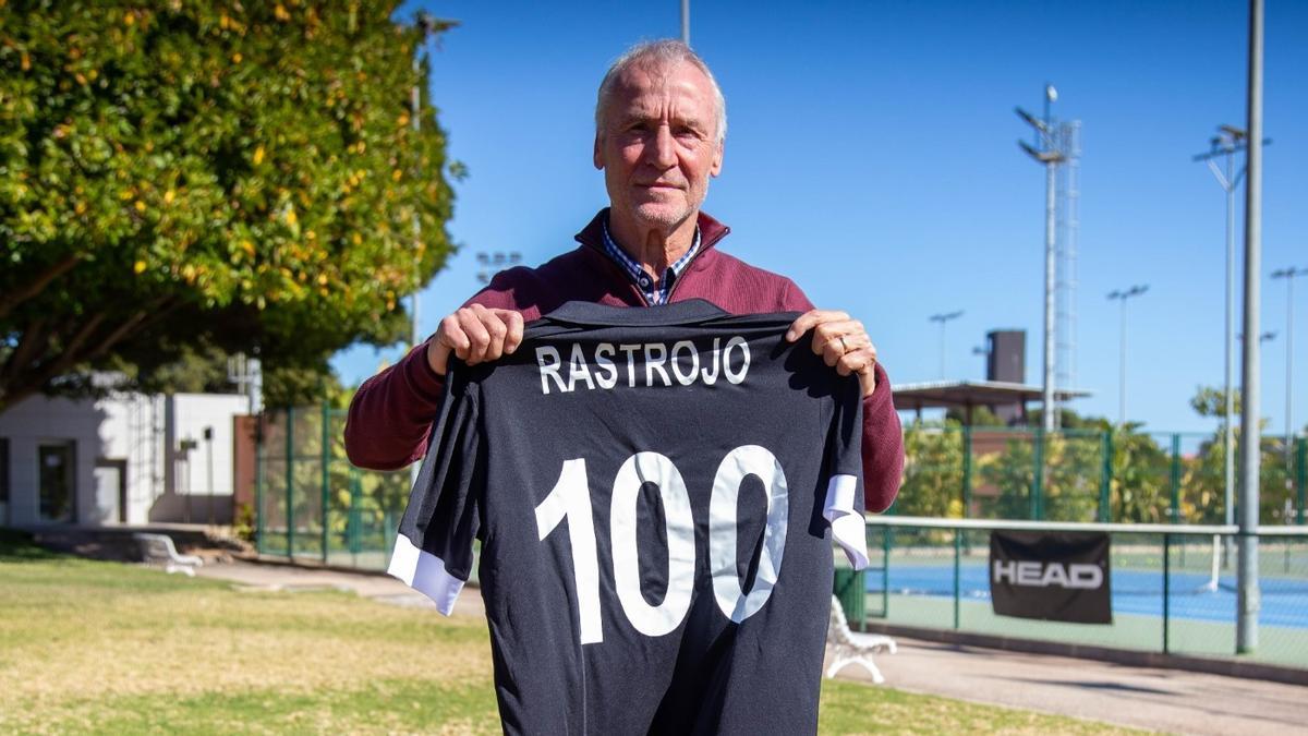 Teo Rastrojo posa con la camiseta conmemorativa del Centenario del Hércules en las instalaciones del Club Atlético Montemar.