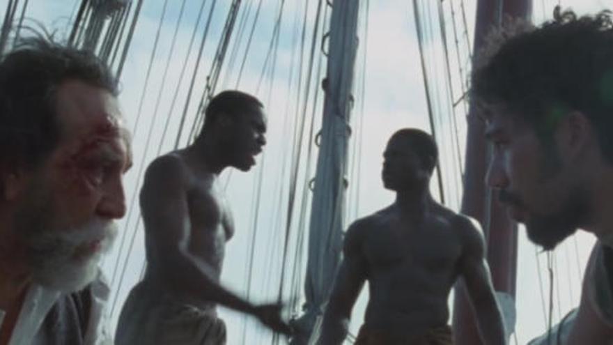 Escena de ´Amistad´ en la que los dos marineros supervivientes hablan en presencia de los africanos amotinados.