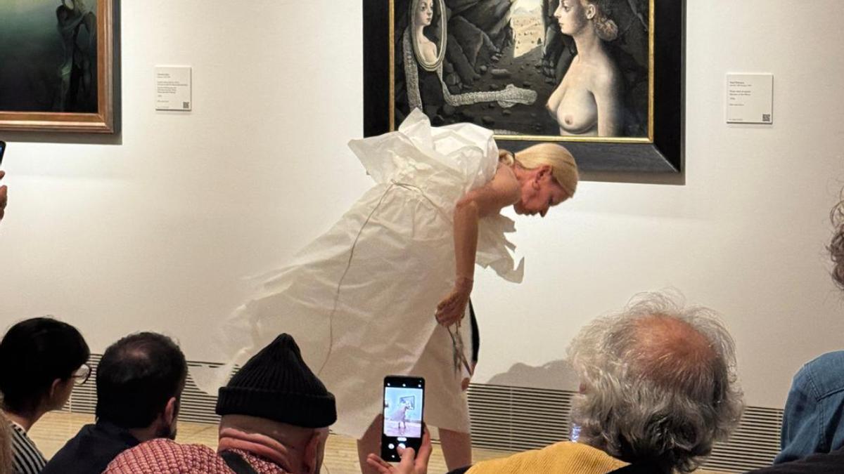 La artista grancanaria Teresa Correa durante su performance en el Museo Nacional Thyssen Bornemisza.