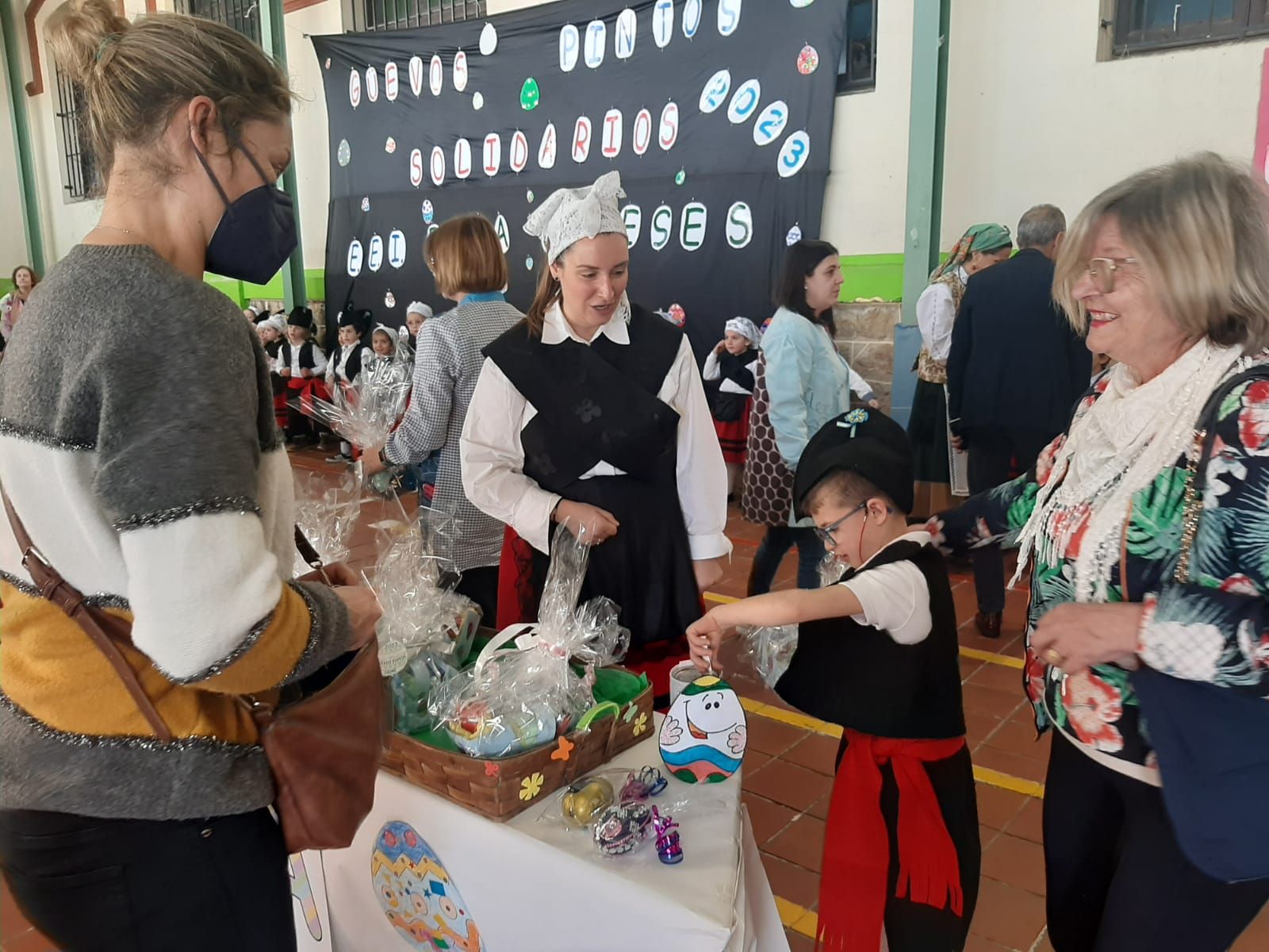 Los aldeaninos del Peña Careses adelantan los Güevos Pintos: así ha sido su mercadillo escolar solidario