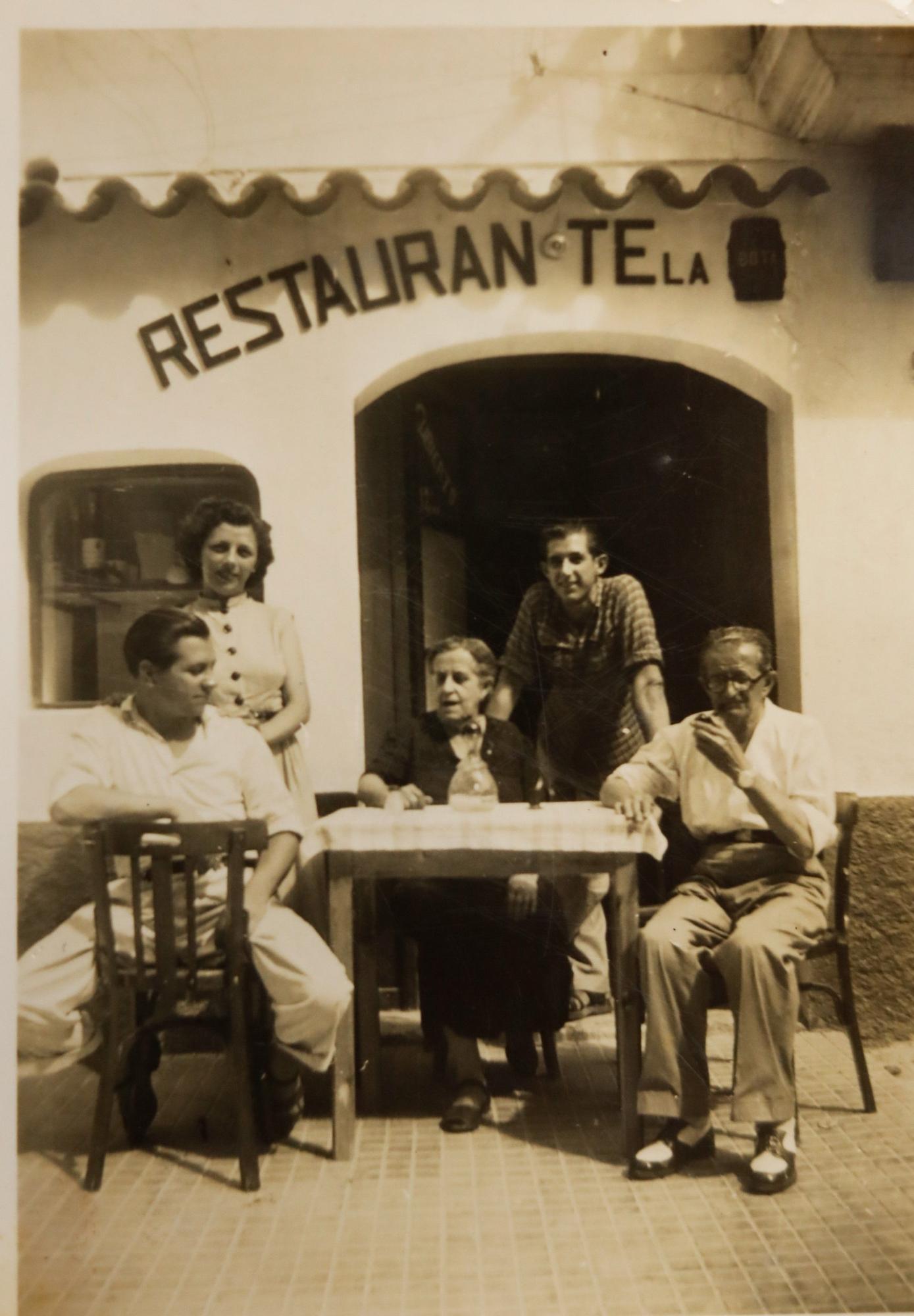 Ernesto y Esperanza, a la izquierda, junto a otros familiares en el antiguo local de la calle Manuel Sorà.