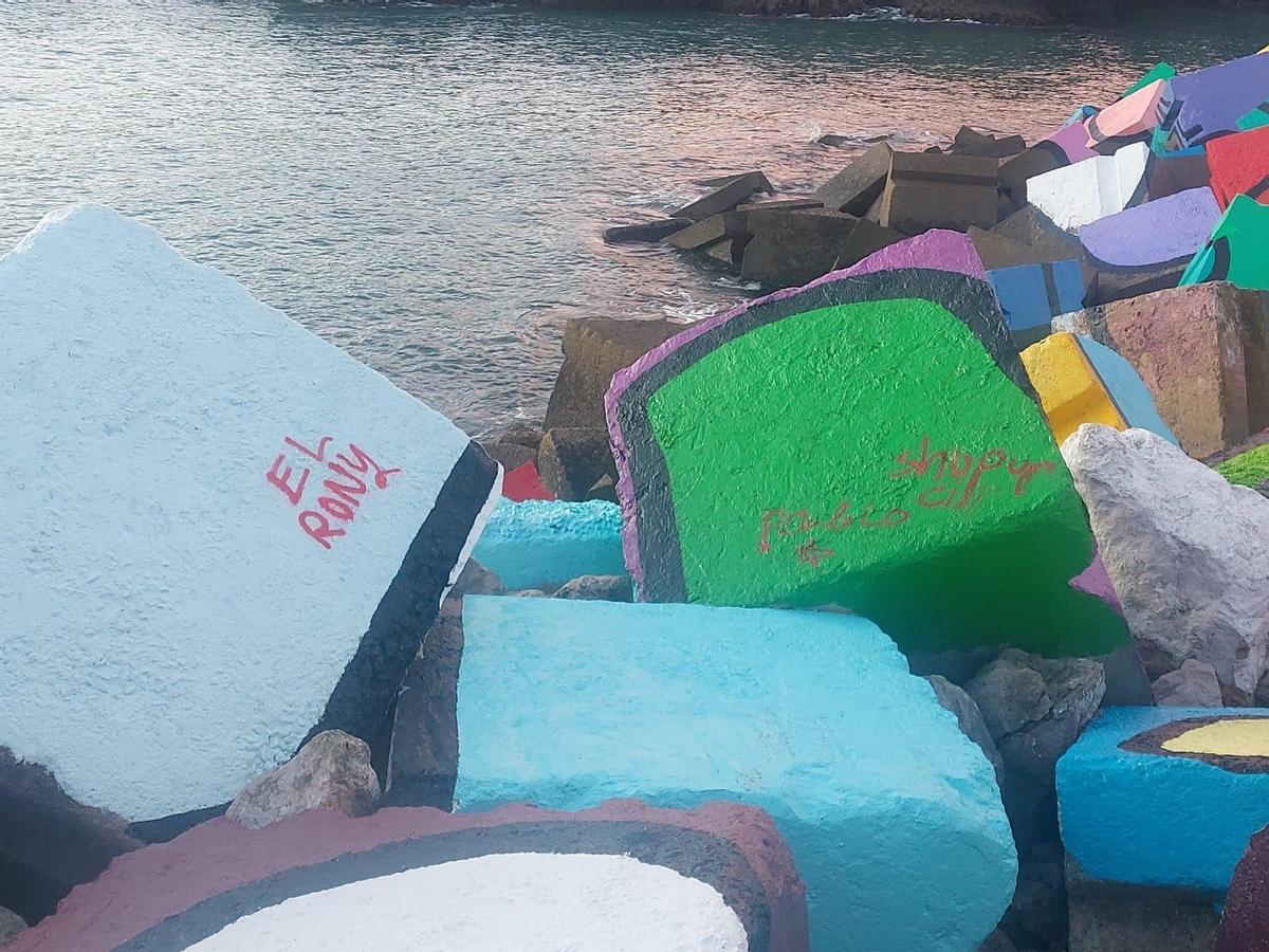 Dos de los "Cubos de la memoria" vandalizados.