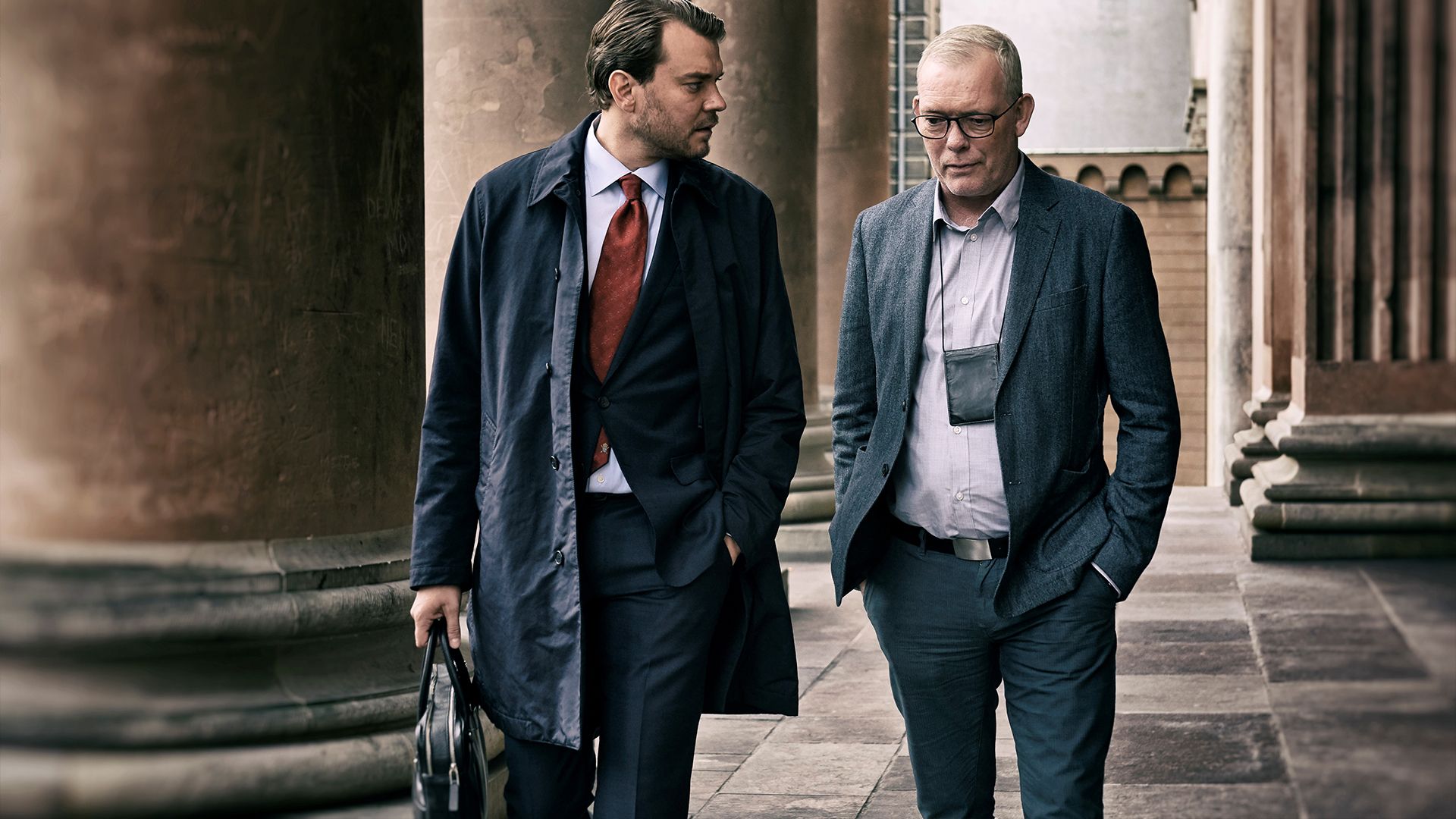 Pilou Asbæk y Søren Malling en 'The investigation'.