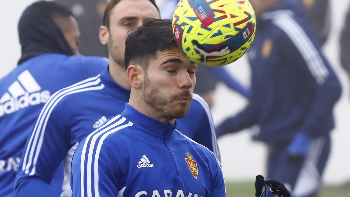 Puche remata a cabeza en un entrenamiento en la Ciudad Deportiva.