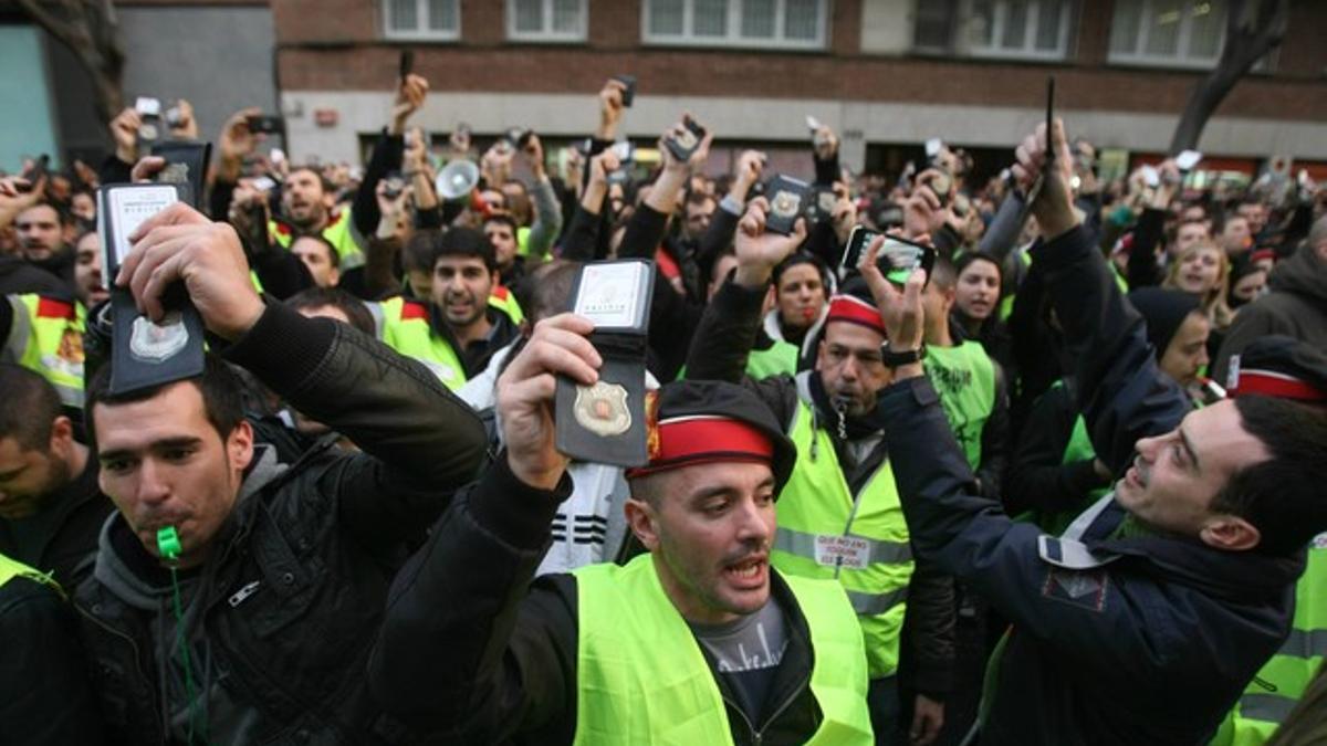Agentes de los Mossos protestan contra sus recortes salariales frente a la comisaría de Les Corts de Barcelona, el 20 de enero pasado.