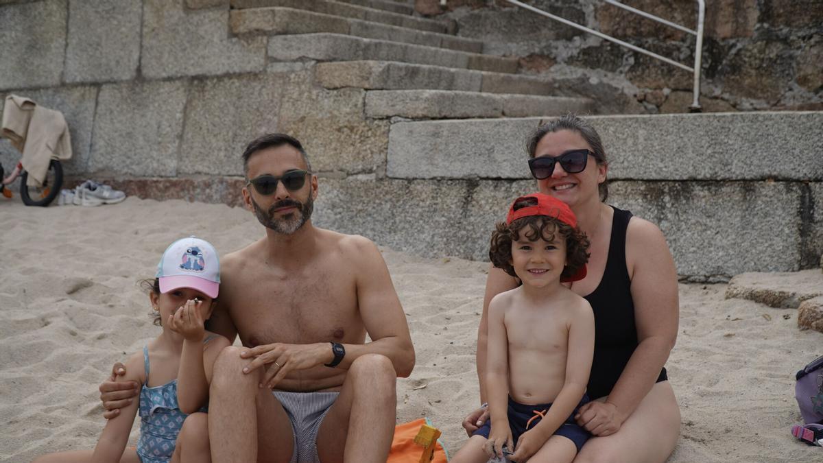Reacciones al primer verano con nuevas multas en las playas de A Coruña: "A la gente tienes que irle al bolsillo o no aprende"