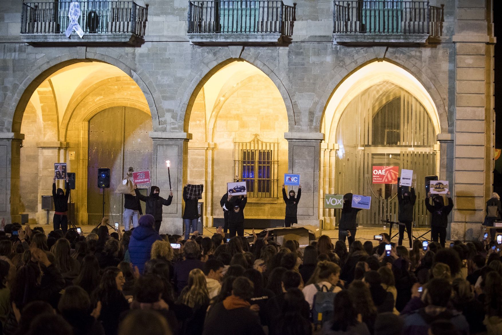 Manresa condemna la violència masclista en la manifestació del 8M