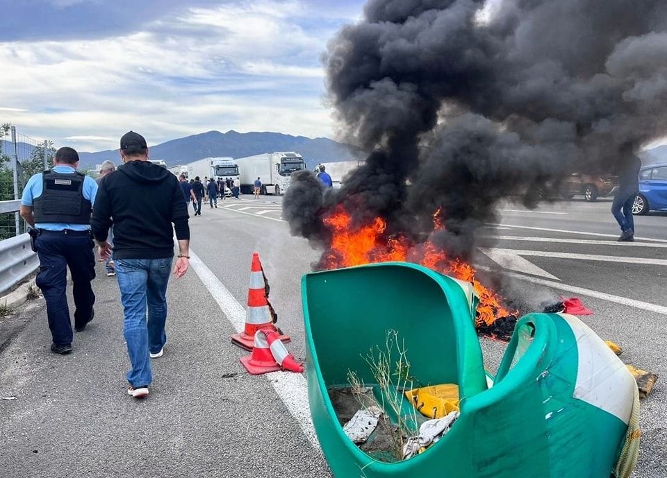 Tallada l'autopista a la frontera per una manifestació de viticultors a l'A-9 al Voló