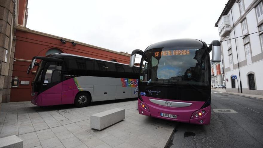 Autobuses de la expedición del Fuenlabrada, delante de su hotel en A Coruña.