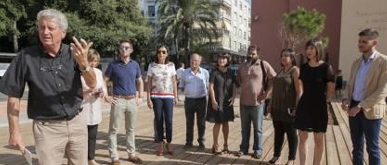 A la izquierda, una imagen del mirador hacia el cauce del río Serpis. A la derecha, el arquitecto Fernando Mut explica los detalles del proyecto a la alcaldesa y concejales.