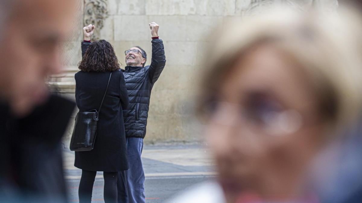 Ángel Franco gesticula mientras Ana Barceló atiende a los medios, en la plaza del Ayuntamiento