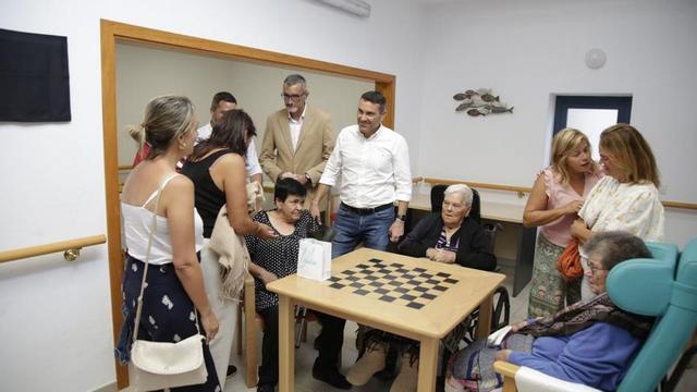 Inauguración de la residencia de Respiro Familiar en La Graciosa. De pie, Marci Acuña y Oswaldo Betancort | | PRENSA CABILDO