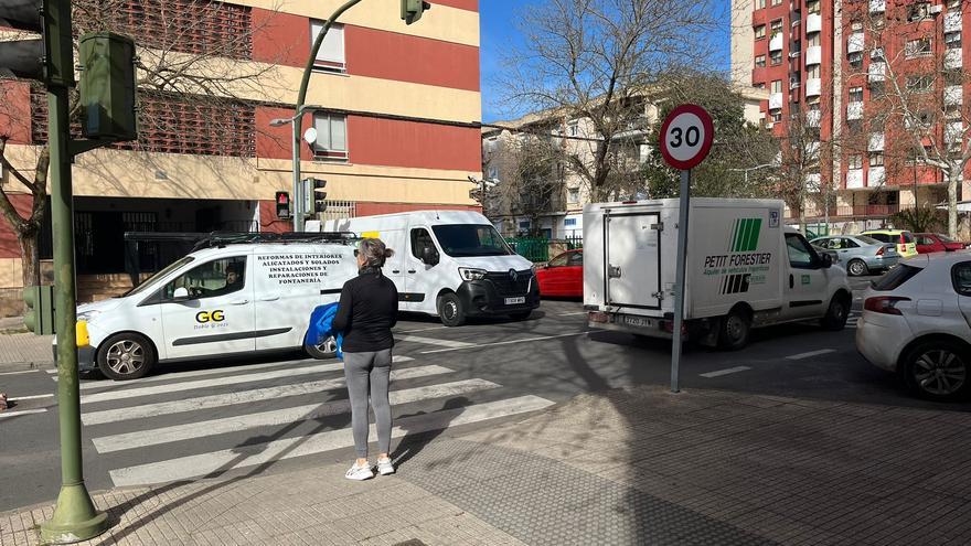 El motorista herido tras un accidente en la avenida de la Bondad de Cáceres ya está en planta y estable