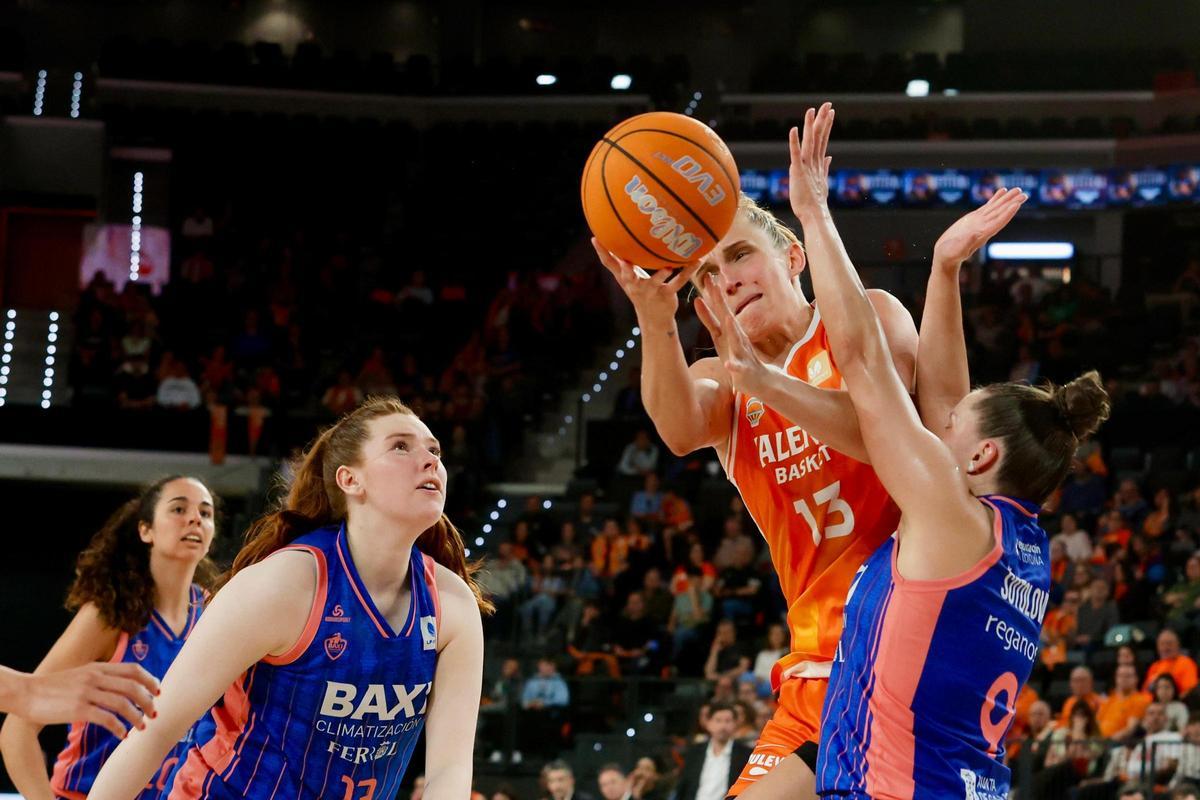 El Valencia Basket - Baxi de Ferrol de la LF Endesa, en imágenes