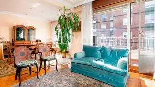El espectacular piso escondido en la calle Cervantes de Oviedo que rebaja 35.000 euros su precio: un chollo de 5 dormitorios y 3 baños para entrar a vivir