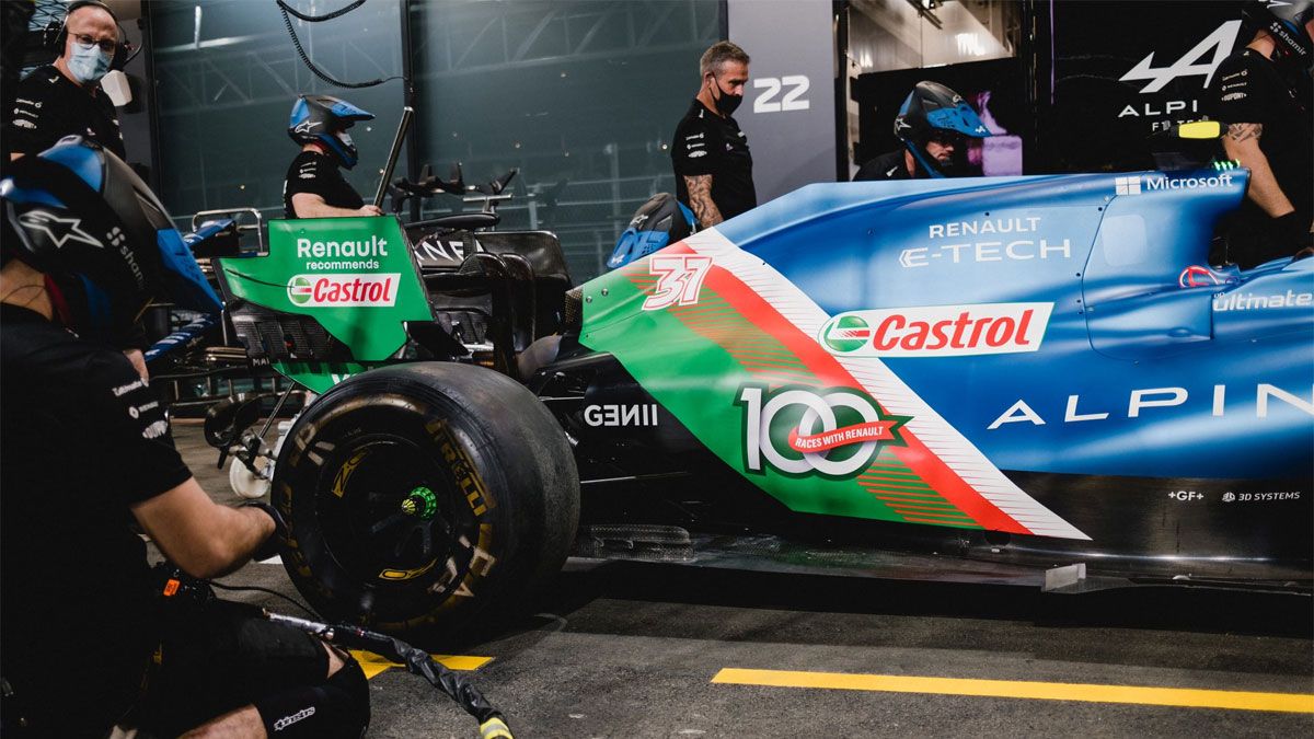 Los monoplazas de Alpine, con el logo verde de Castrol en Jeddah