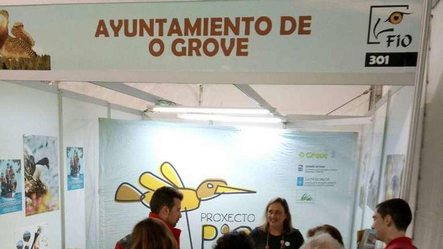 Ángeles Domínguez atiende al público en el estand de O Grove. // FdV