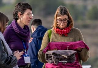 Visitants davant d'un estand de roba al FESS