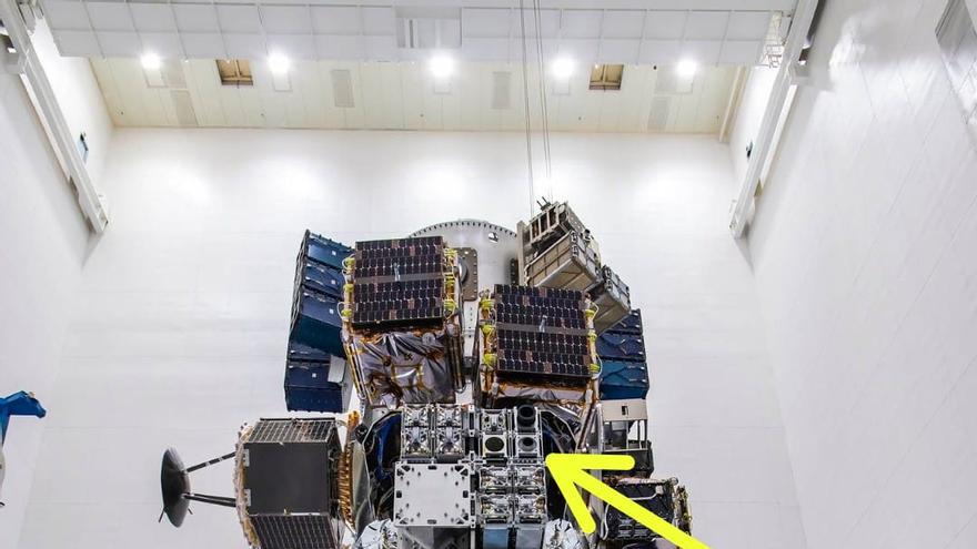 Carga útil en el interior del carenado del cohete Falcon 9 de SpaceX para la misión Transporter-1 donde se encuentra el satélite ION de D-Orbit con la cámara DRAGO de IACTE-Espacio (señalizada con una flecha amarilla).