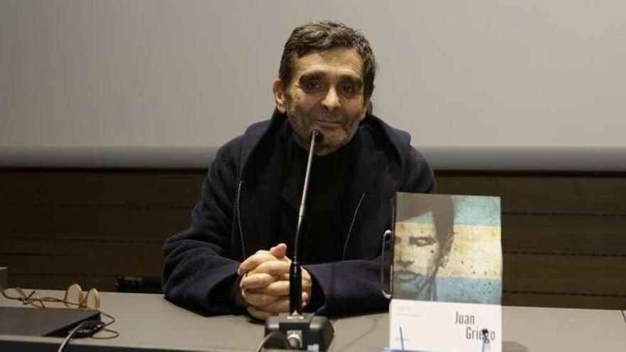 Adolfo Domínguez, ayer, durante la presentación de su libro &quot;Juan Griego&quot;.