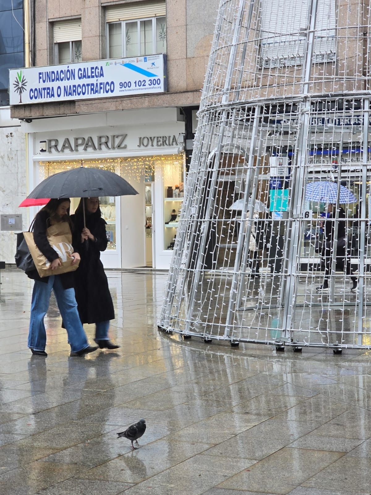 Las calles de Vilagarcía durante las rebajas de enero.