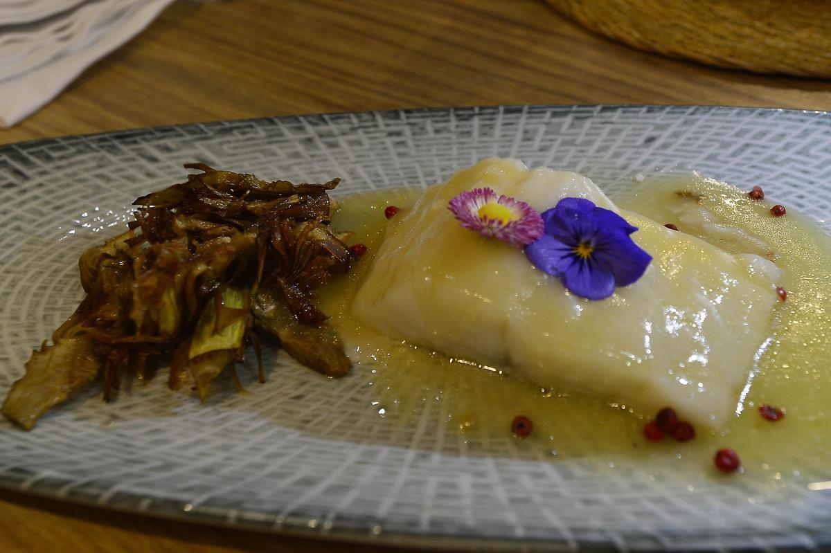 Bacalao al pil-pil con chips de alcachofa.