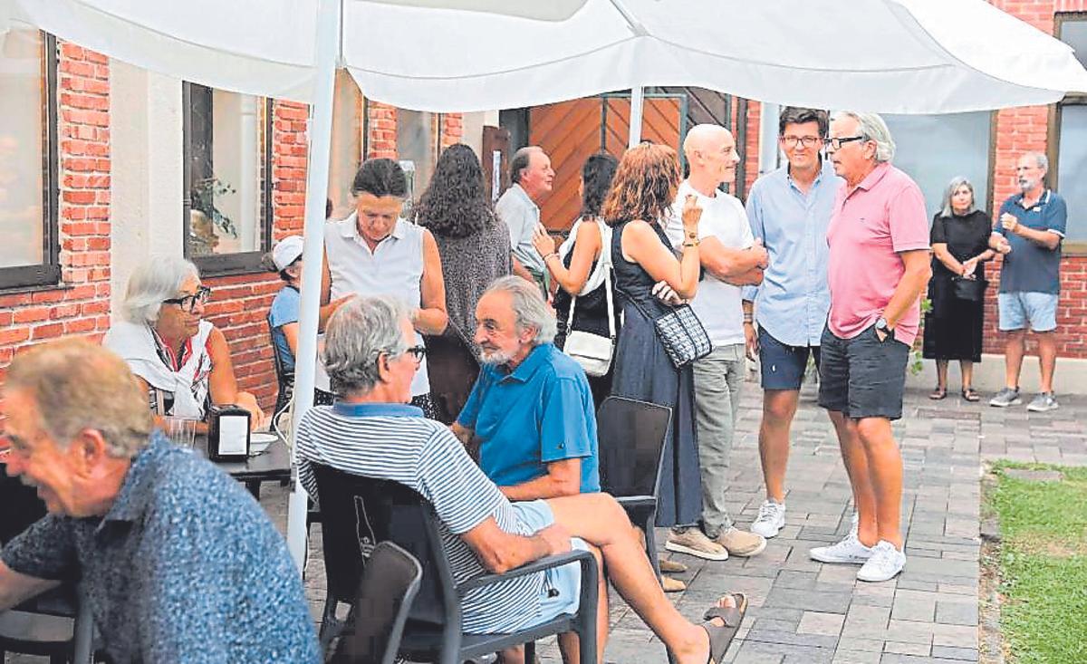 Ambiente familiar durante la entrega de premios, ayer, en la Llorea.