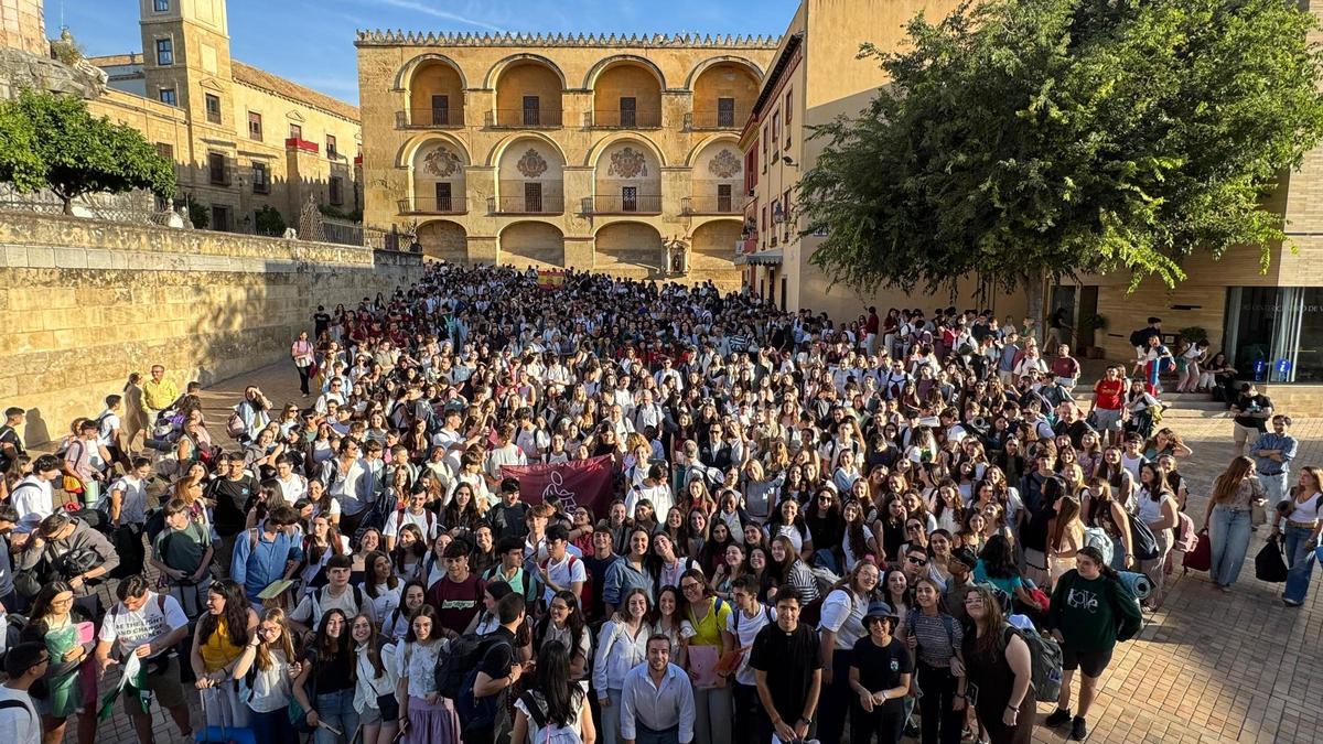 Los jóvenes posan en la Puerta del Puente tras la misa este sábado.