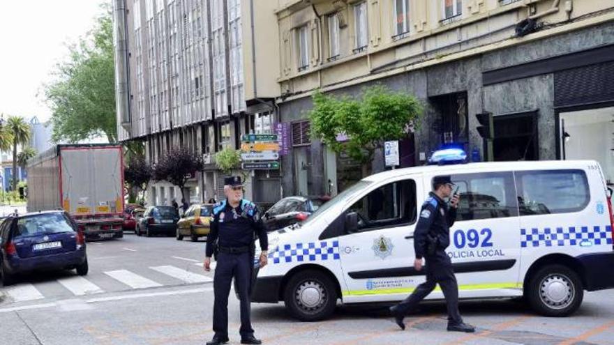 Una patrulla de la Policía Local corta el tráfico en la calle Federico Tapia. / iria fernández