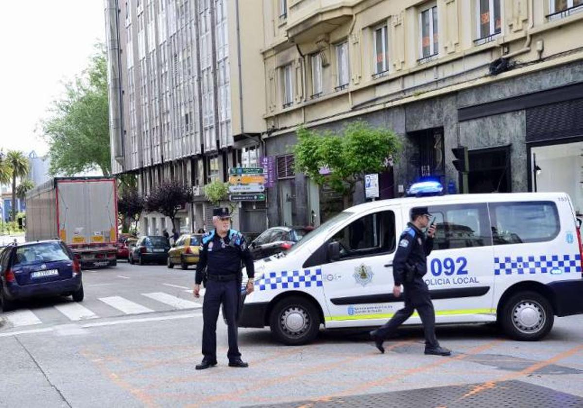 Una patrulla de la Policía Local corta el tráfico en la calle Federico Tapia. / iria fernández