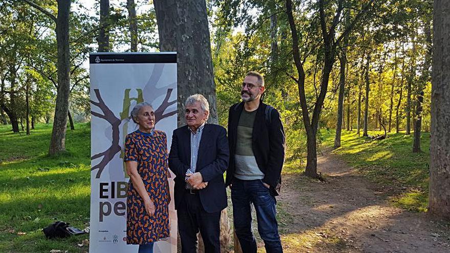 Els tres escriptors convidats a «País petit» van apadrinar un arbre del Parc del Cardener