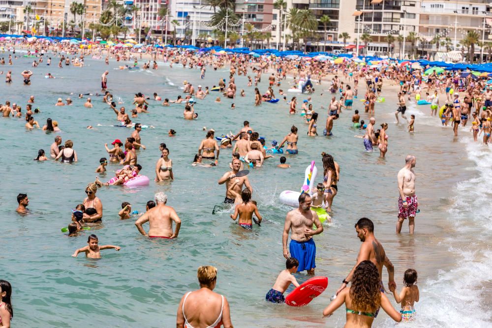 Los turistas llegan a los hoteles y llenan las playas