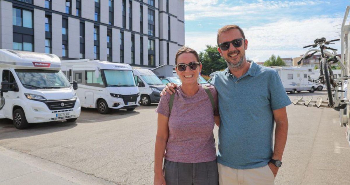La pareja frente al
parking.
| Iñaki Abella